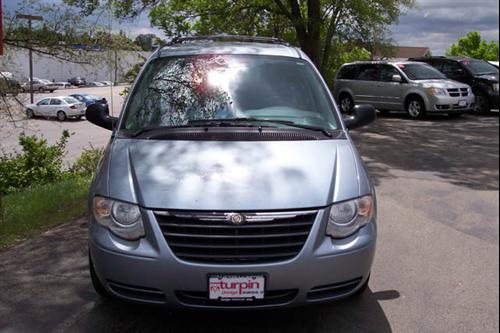 Chrysler Town and Country 2005 photo 2