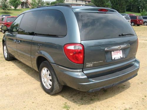 Chrysler Town and Country 2005 photo 1