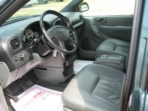 Chrysler Town and Country 2005 photo 3