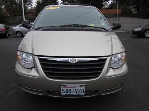 Chrysler Town and Country 2005 photo 1