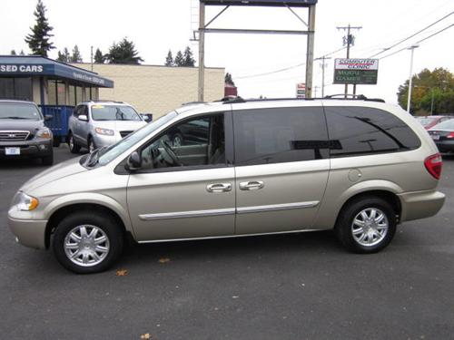 Chrysler Town and Country 2005 photo 2