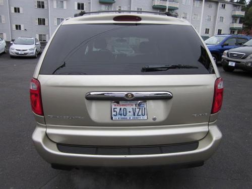 Chrysler Town and Country 2005 photo 4
