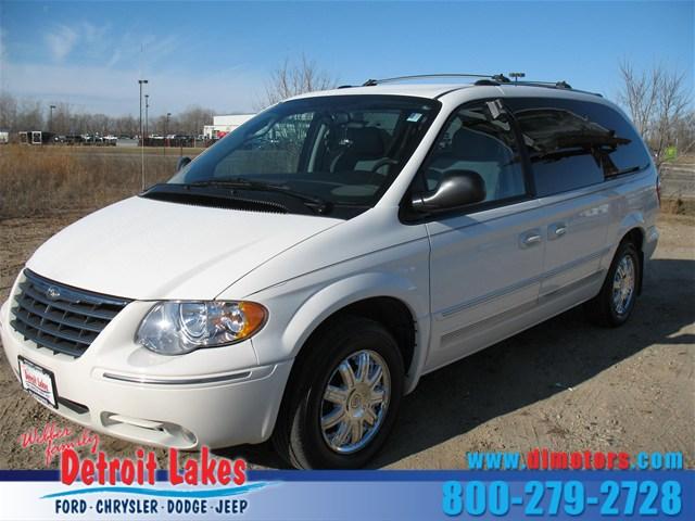 Chrysler Town and Country SLT 25 MiniVan