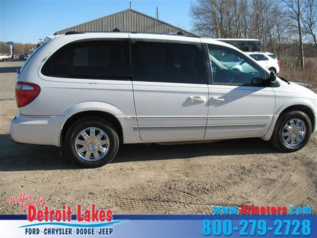 Chrysler Town and Country 2005 photo 1