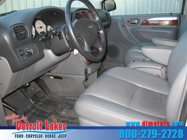 Chrysler Town and Country 2005 photo 2