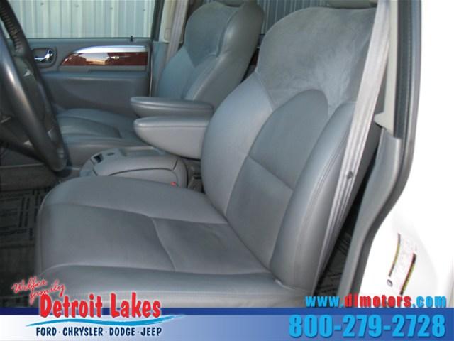 Chrysler Town and Country 2005 photo 3