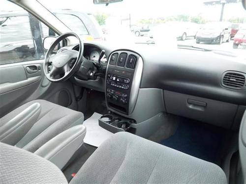 Chrysler Town and Country 2005 photo 1