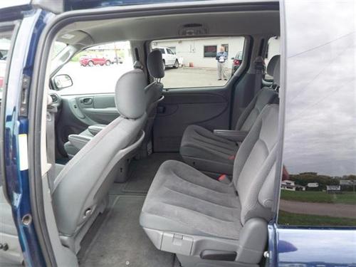 Chrysler Town and Country 2005 photo 2