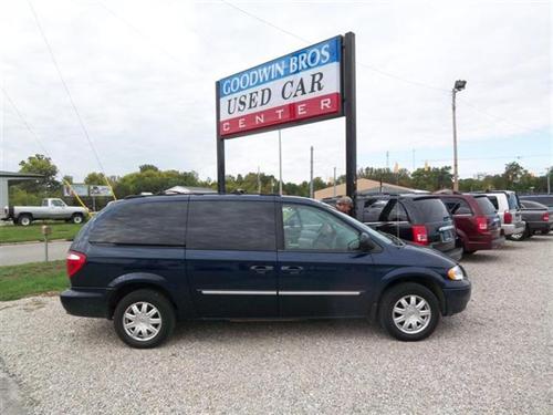 Chrysler Town and Country 2005 photo 3