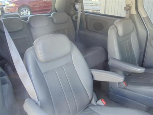 Chrysler Town and Country 2005 photo 2