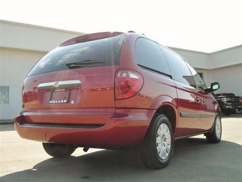 Chrysler Town and Country 2005 photo 1