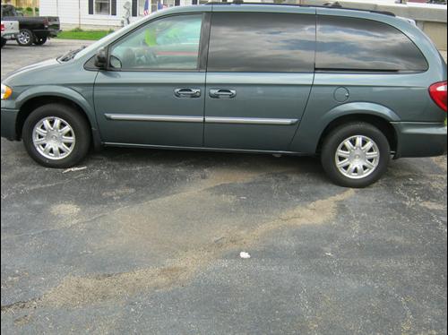 Chrysler Town and Country 2005 photo 1