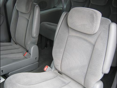 Chrysler Town and Country 2005 photo 2