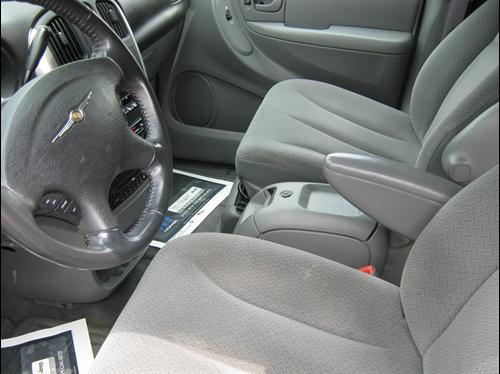 Chrysler Town and Country 2005 photo 4