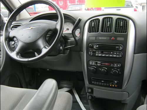 Chrysler Town and Country 2005 photo 5
