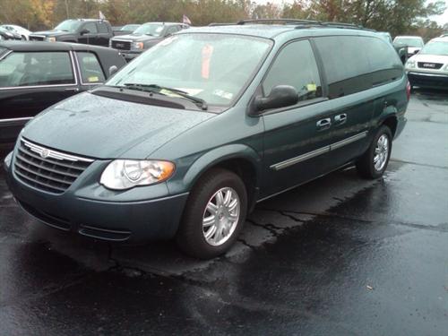 Chrysler Town and Country 2005 photo 1