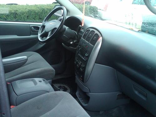 Chrysler Town and Country 2005 photo 2