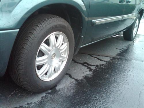 Chrysler Town and Country 2005 photo 4