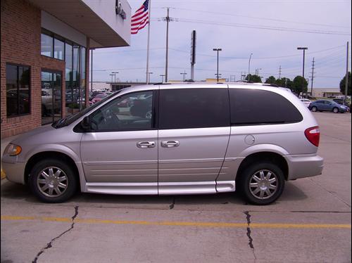 Chrysler Town and Country 2005 photo 1