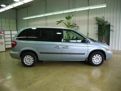 Chrysler Town and Country 2005 photo 2