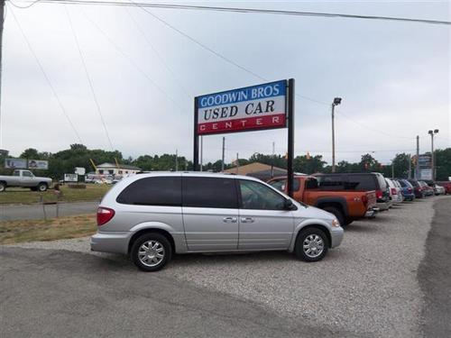 Chrysler Town and Country 2005 photo 2
