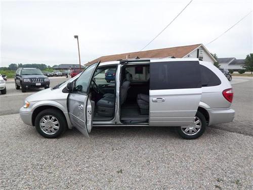 Chrysler Town and Country 2005 photo 5