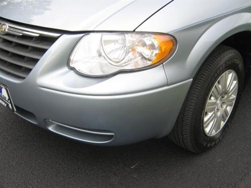 Chrysler Town and Country 2005 photo 1