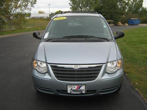 Chrysler Town and Country 2005 photo 2