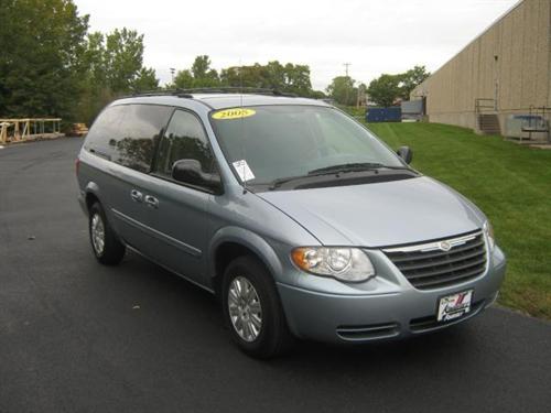Chrysler Town and Country 2005 photo 3