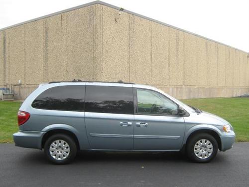 Chrysler Town and Country 2005 photo 5