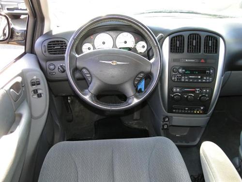 Chrysler Town and Country 2005 photo 1