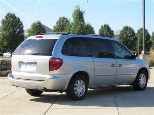 Chrysler Town and Country 2005 photo 1