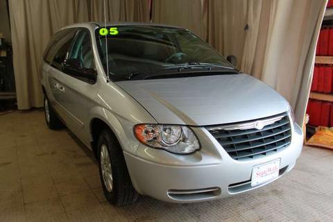 Chrysler Town and Country 2005 photo 3