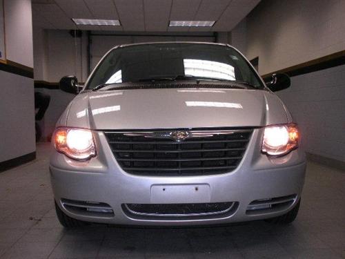 Chrysler Town and Country 2005 photo 1