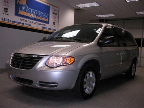 Chrysler Town and Country 2005 photo 2