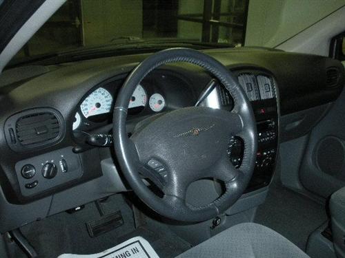 Chrysler Town and Country 2005 photo 3