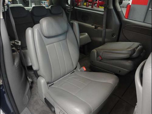 Chrysler Town and Country 2005 photo 3