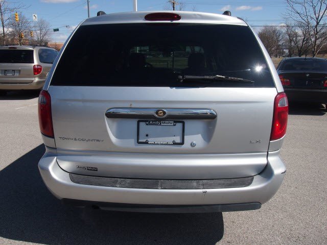 Chrysler Town and Country 2006 photo 2