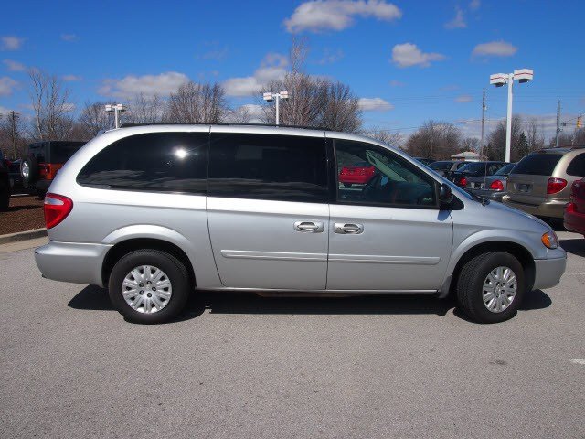 Chrysler Town and Country 2006 photo 3