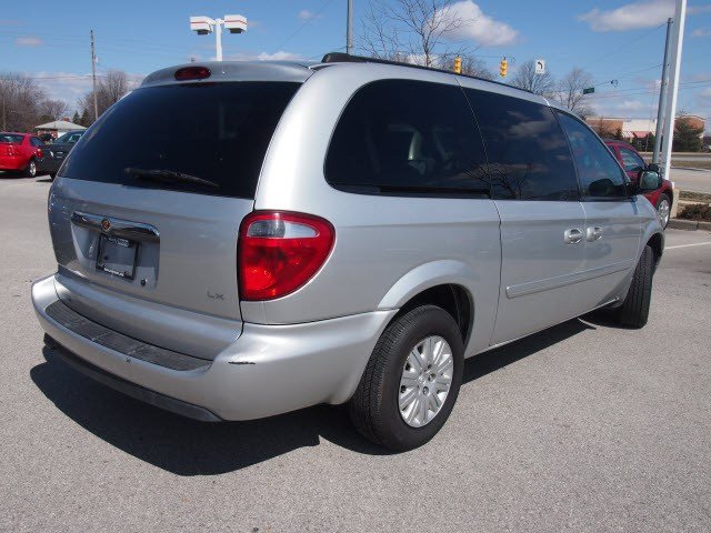Chrysler Town and Country 2006 photo 5