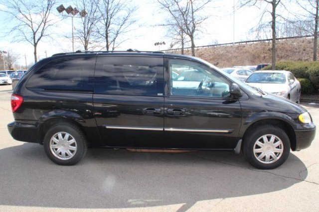 Chrysler Town and Country 2006 photo 1