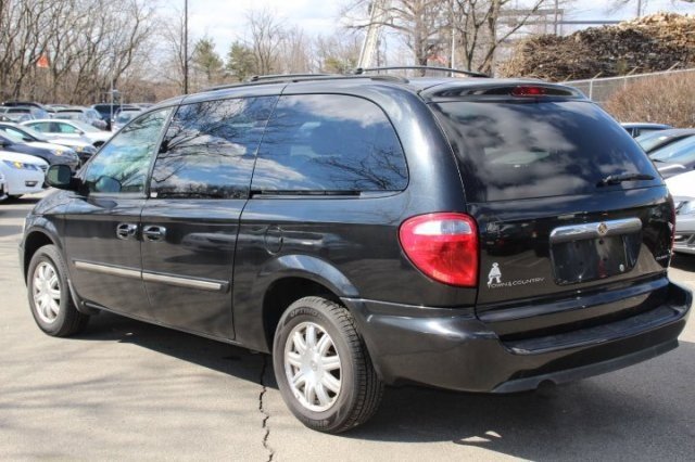 Chrysler Town and Country 2006 photo 2