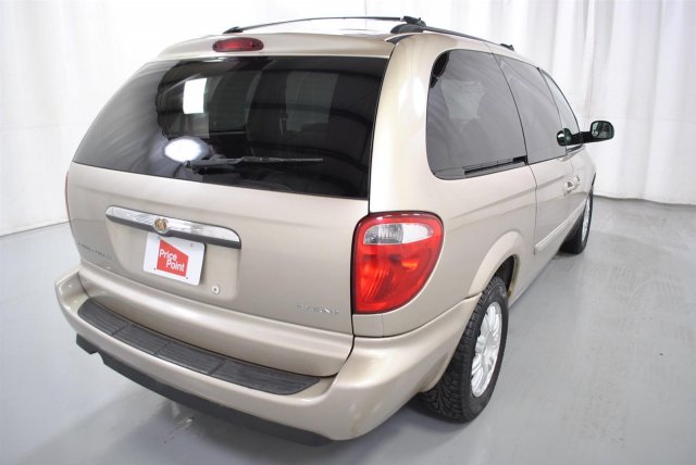 Chrysler Town and Country 2006 photo 2