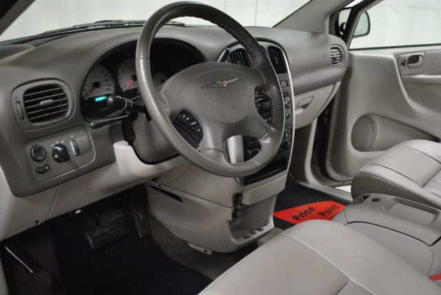 Chrysler Town and Country 2006 photo 5