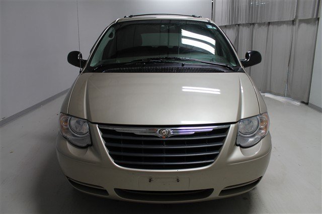 Chrysler Town and Country 2006 photo 2