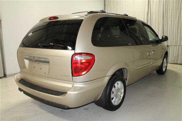 Chrysler Town and Country 2006 photo 4