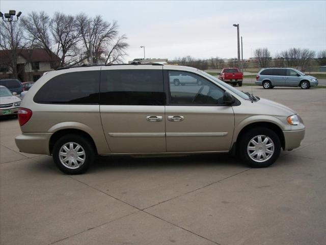 Chrysler Town and Country 2006 photo 1