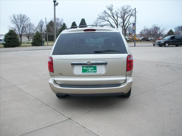 Chrysler Town and Country 2006 photo 2