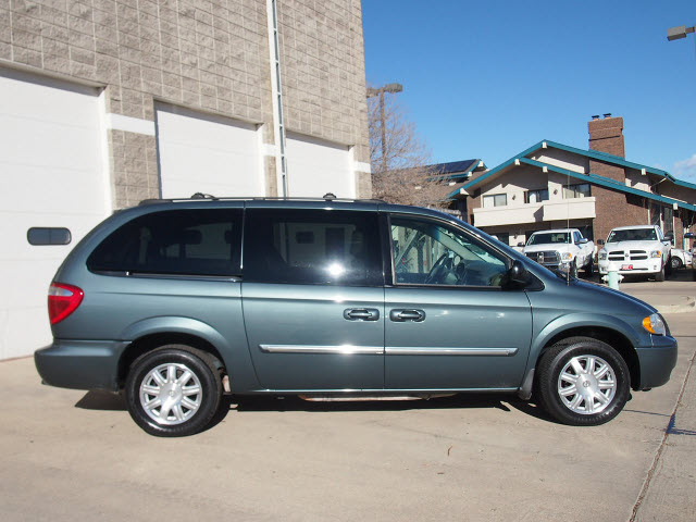 Chrysler Town and Country 2006 photo 1