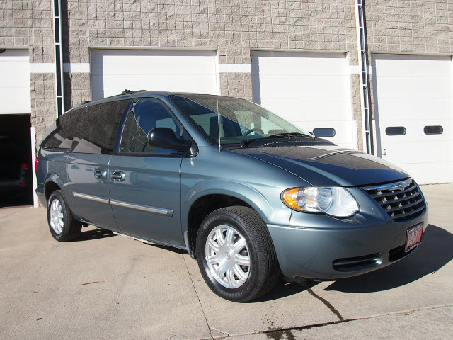 Chrysler Town and Country 2006 photo 2